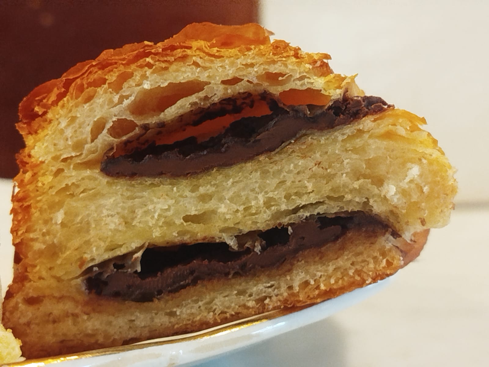 Interior laminado de un pan de chocolate Sauco