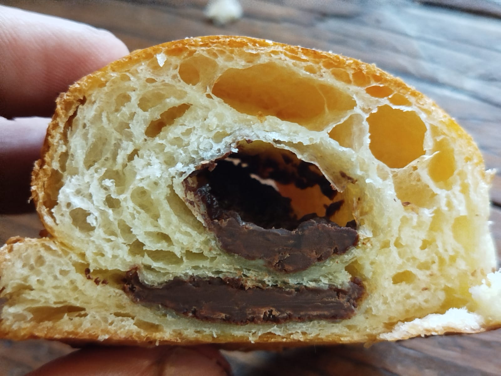 Interior alveolado de un pan de chocolate